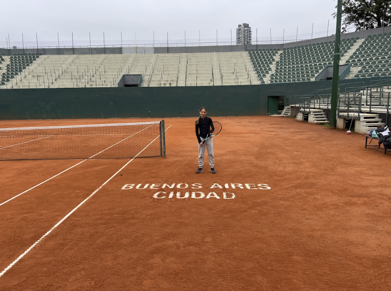 Julia på tennisbanan i Buenos Aires